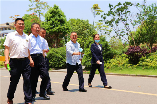 在戴丽红,胡大军,张科,李先国,曾宪贵,叶立栋,李本月等学校主要领导的