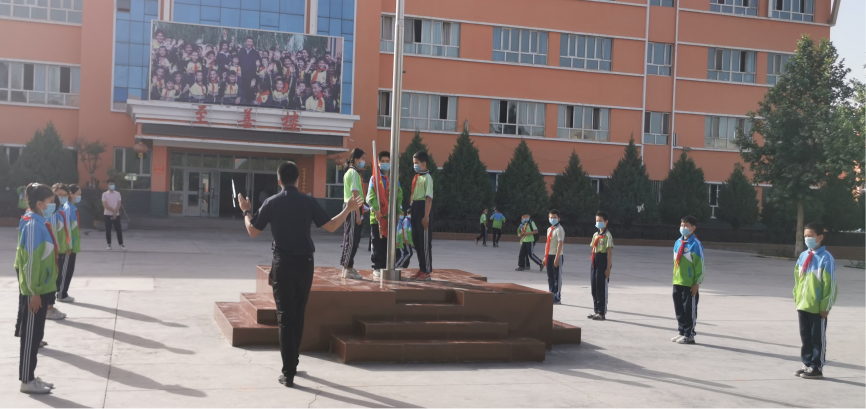 明德小学国旗护卫队训练升旗流程 广州援疆工作队通过打造疏附县中