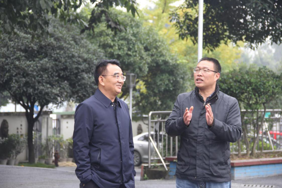 双流区教育局党组书记,局长樊明建到胜利初级中学调研