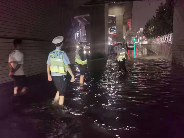 郑州交警三大队积极应对暴雨天气 迅速启动应急预案 确保道路安全,有