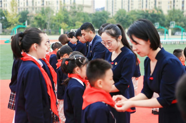 西安市纪念少先队建队72周年主题示范活动在纺织城小学“名校+”举行(图7)