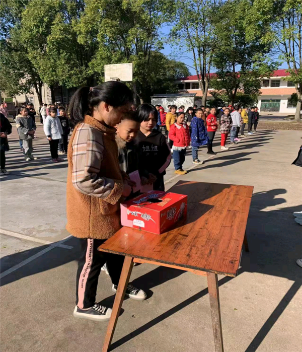 我为群众办实事南县明山头镇5校师生情牵1名患病贫困生